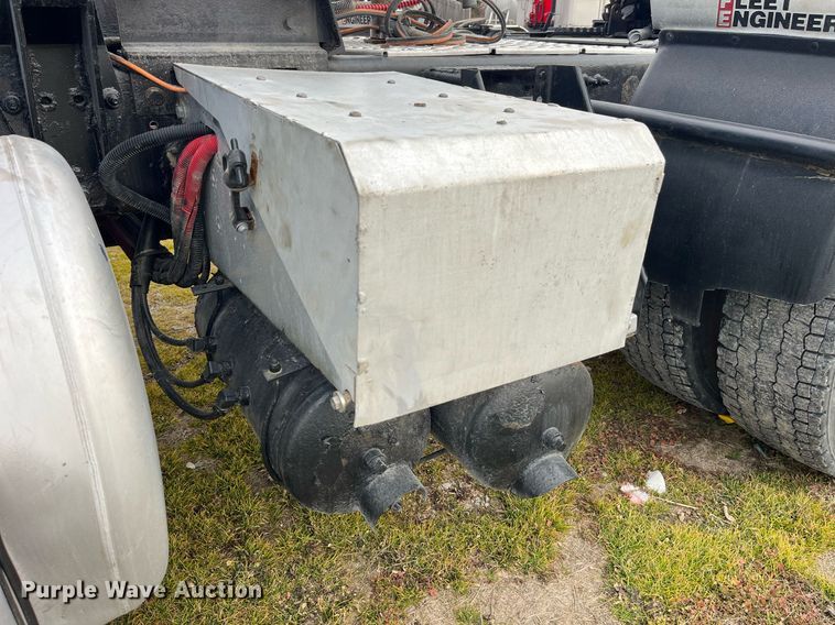 image for item DP2179 2011 Peterbilt 384  semi truck