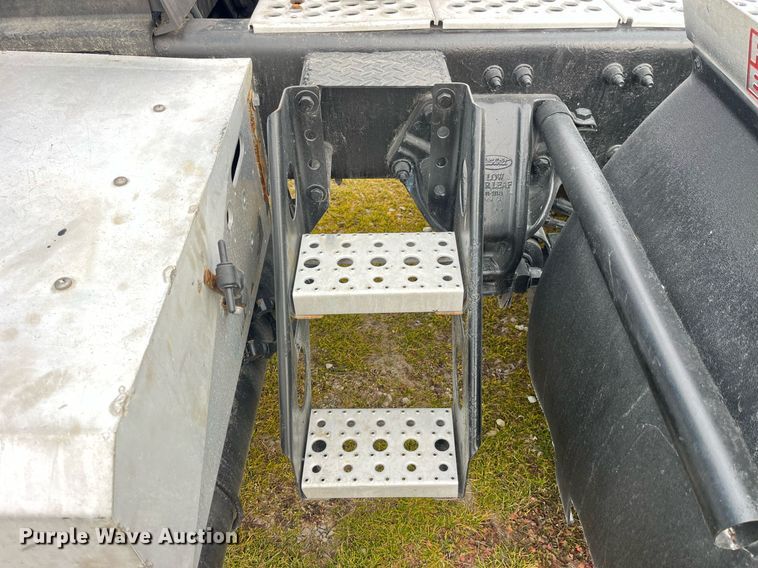 image for item DP2179 2011 Peterbilt 384  semi truck