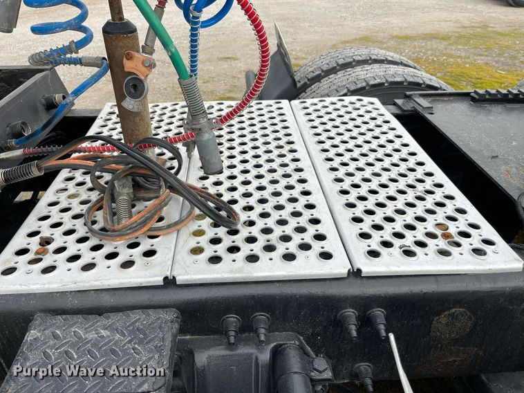 image for item DP2179 2011 Peterbilt 384  semi truck