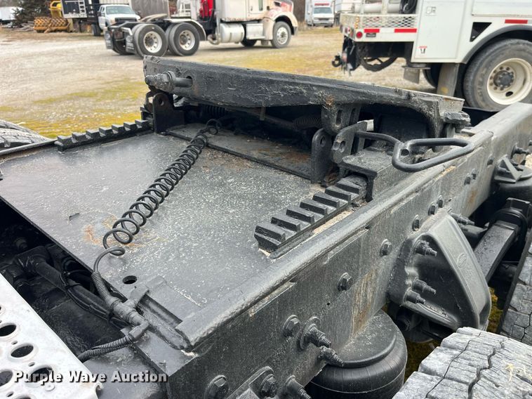 image for item DP2179 2011 Peterbilt 384  semi truck