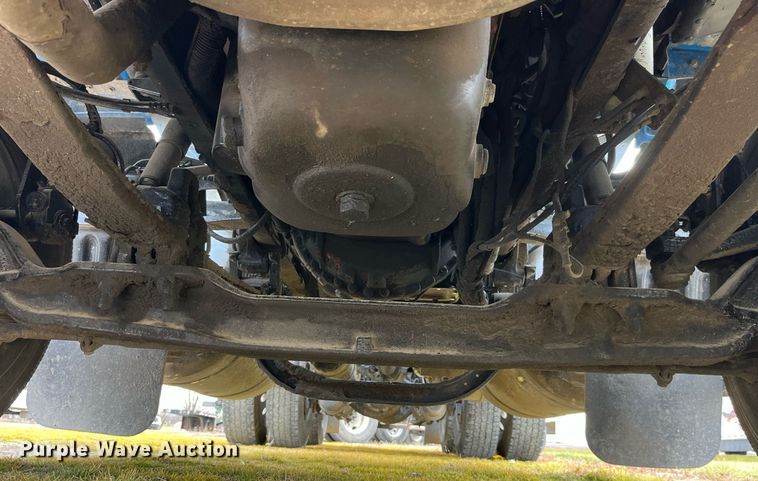 image for item DP2179 2011 Peterbilt 384  semi truck