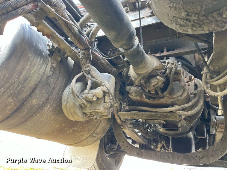 image for item DP2179 2011 Peterbilt 384  semi truck