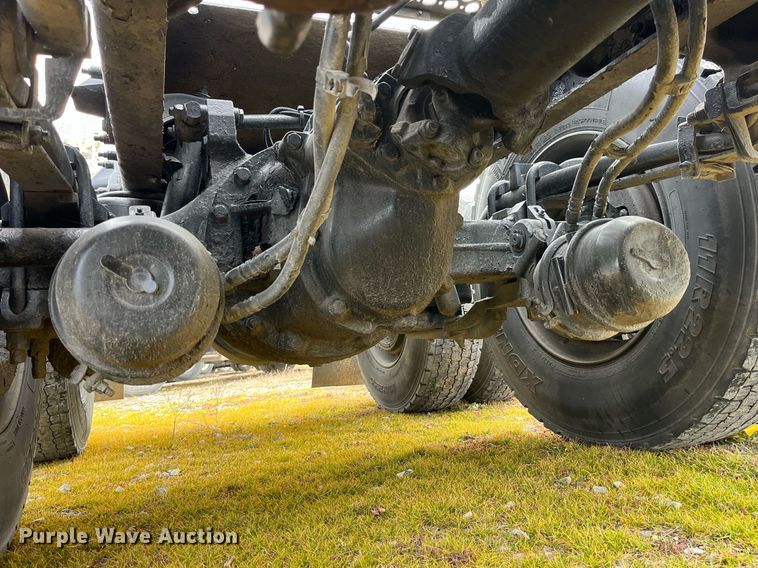 image for item DP2179 2011 Peterbilt 384  semi truck