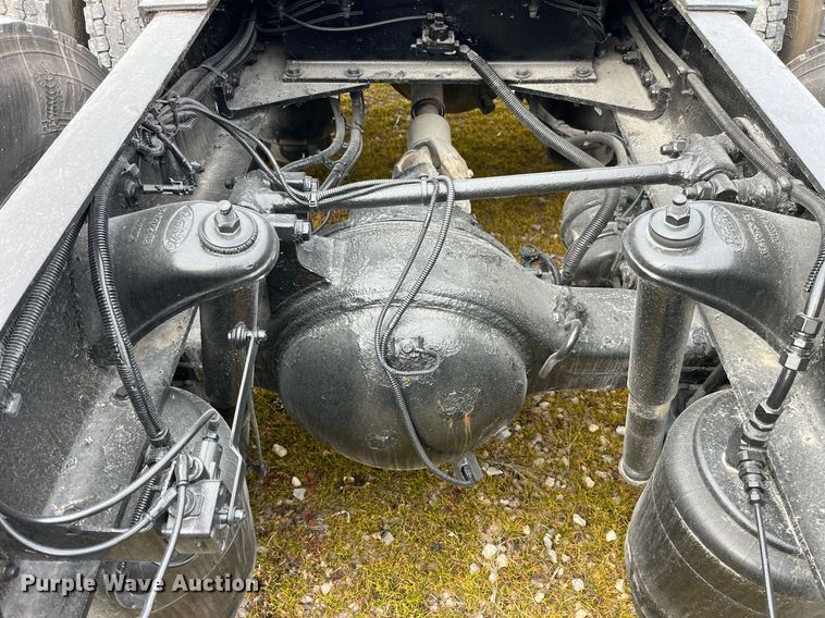 image for item DP2179 2011 Peterbilt 384  semi truck