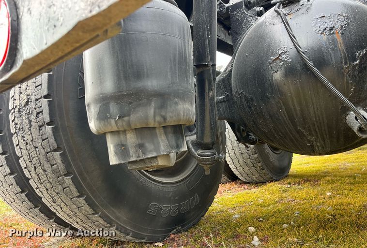 image for item DP2179 2011 Peterbilt 384  semi truck