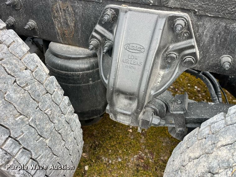 image for item DP2179 2011 Peterbilt 384  semi truck