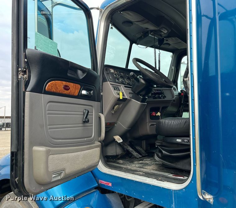 image for item DP2179 2011 Peterbilt 384  semi truck