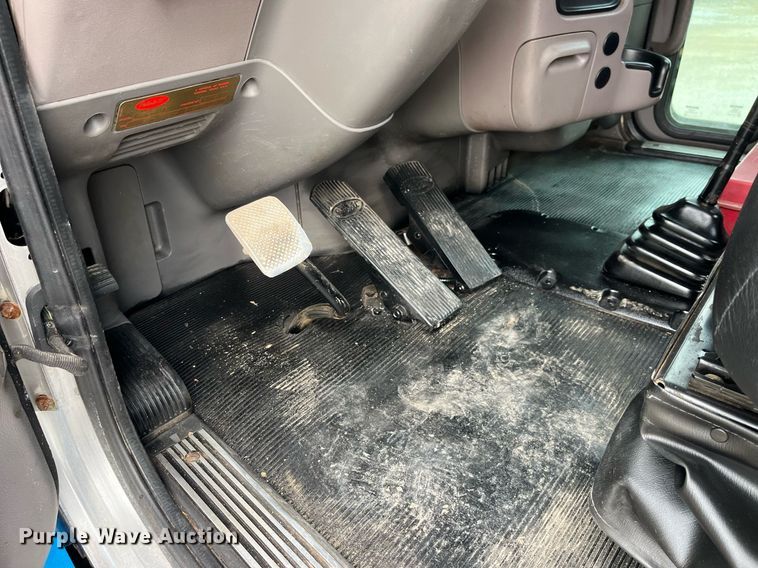 image for item DP2179 2011 Peterbilt 384  semi truck