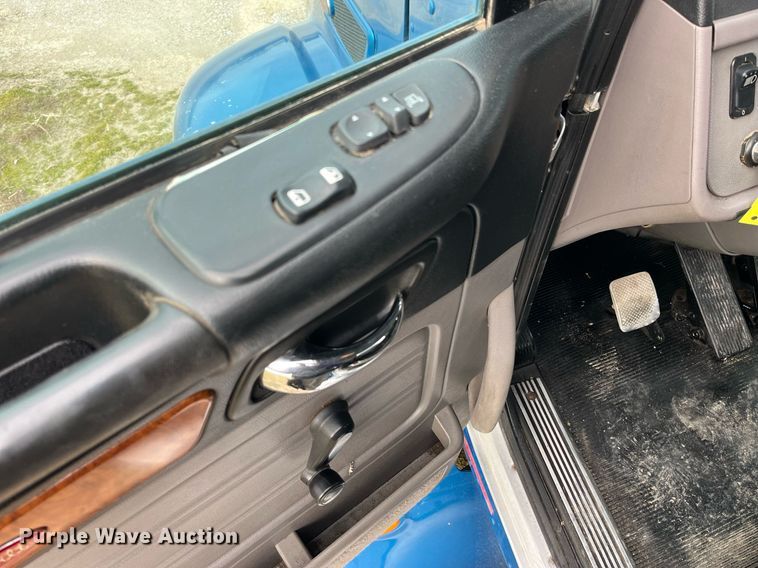 image for item DP2179 2011 Peterbilt 384  semi truck