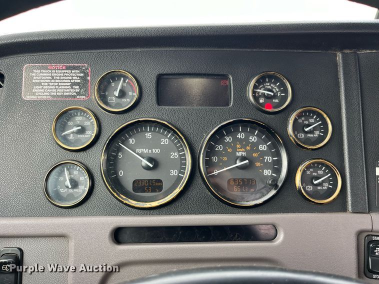 image for item DP2179 2011 Peterbilt 384  semi truck