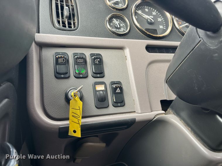 image for item DP2179 2011 Peterbilt 384  semi truck