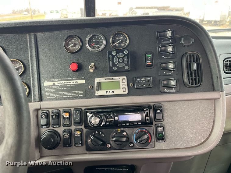 image for item DP2179 2011 Peterbilt 384  semi truck