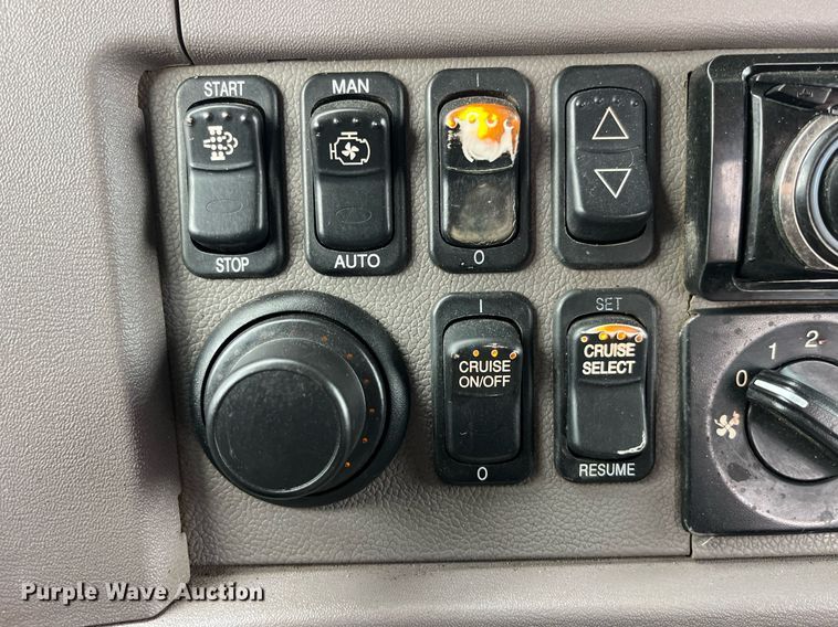 image for item DP2179 2011 Peterbilt 384  semi truck