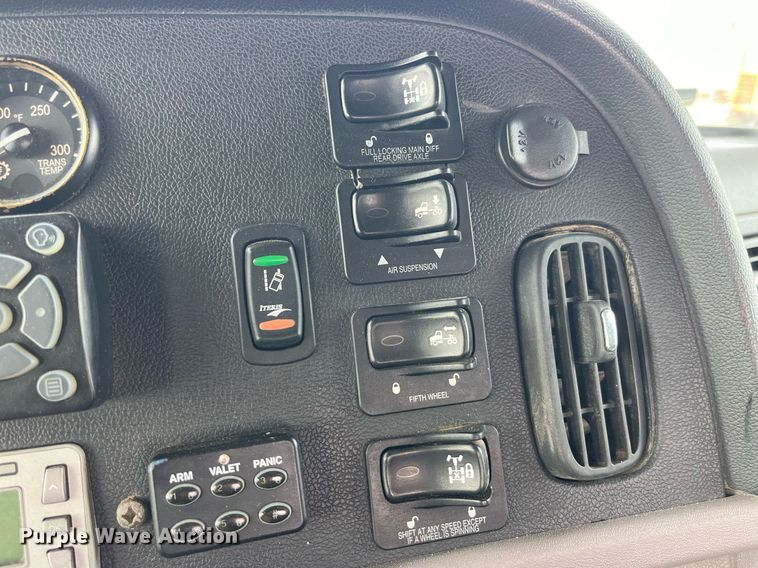 image for item DP2179 2011 Peterbilt 384  semi truck