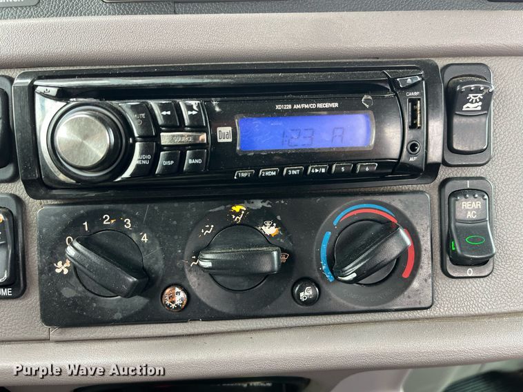 image for item DP2179 2011 Peterbilt 384  semi truck