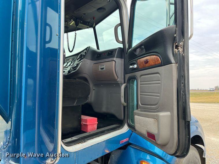 image for item DP2179 2011 Peterbilt 384  semi truck