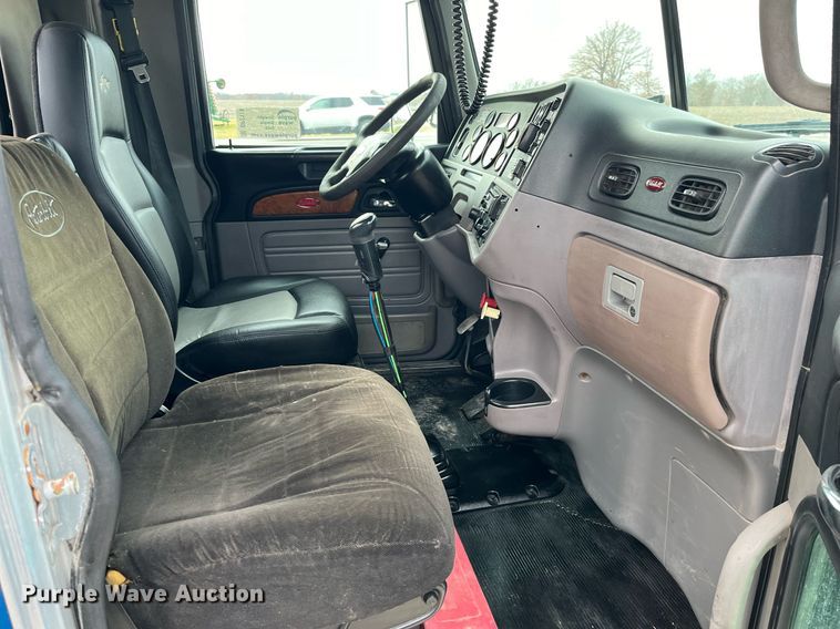 image for item DP2179 2011 Peterbilt 384  semi truck