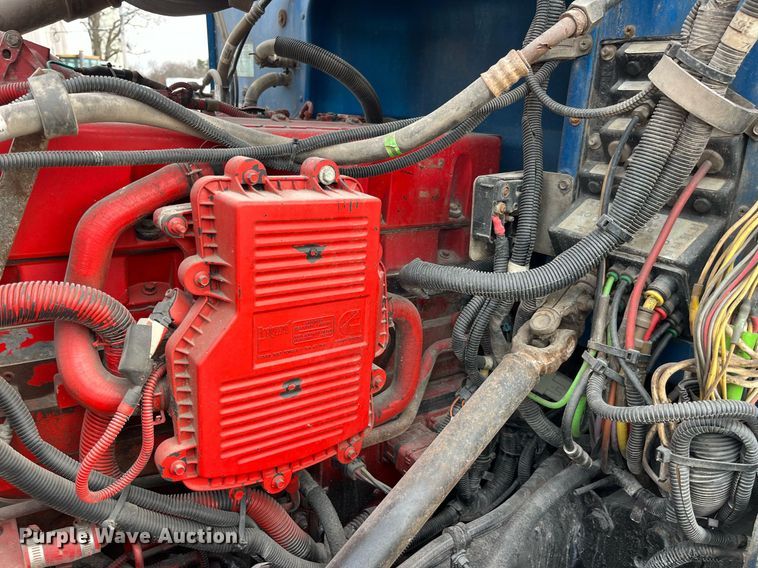 image for item DP2179 2011 Peterbilt 384  semi truck