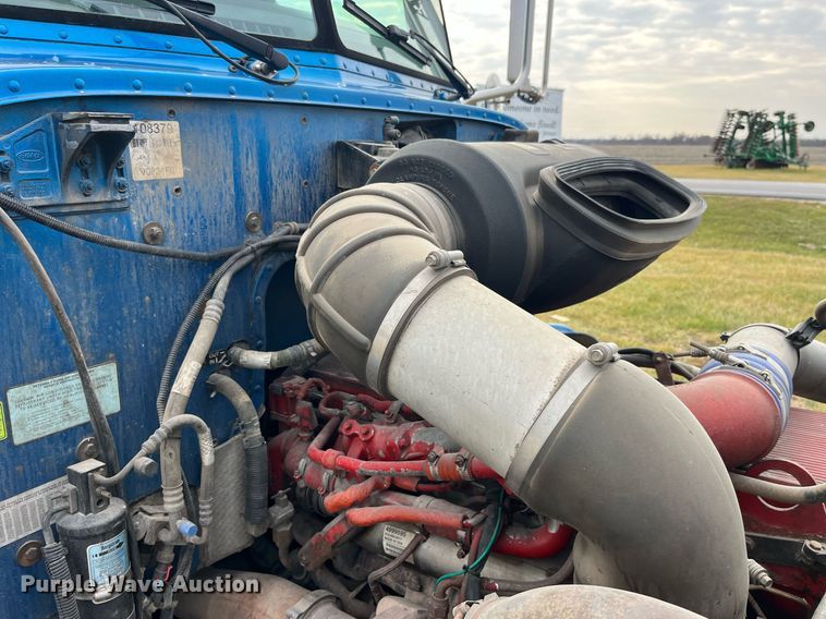 image for item DP2179 2011 Peterbilt 384  semi truck