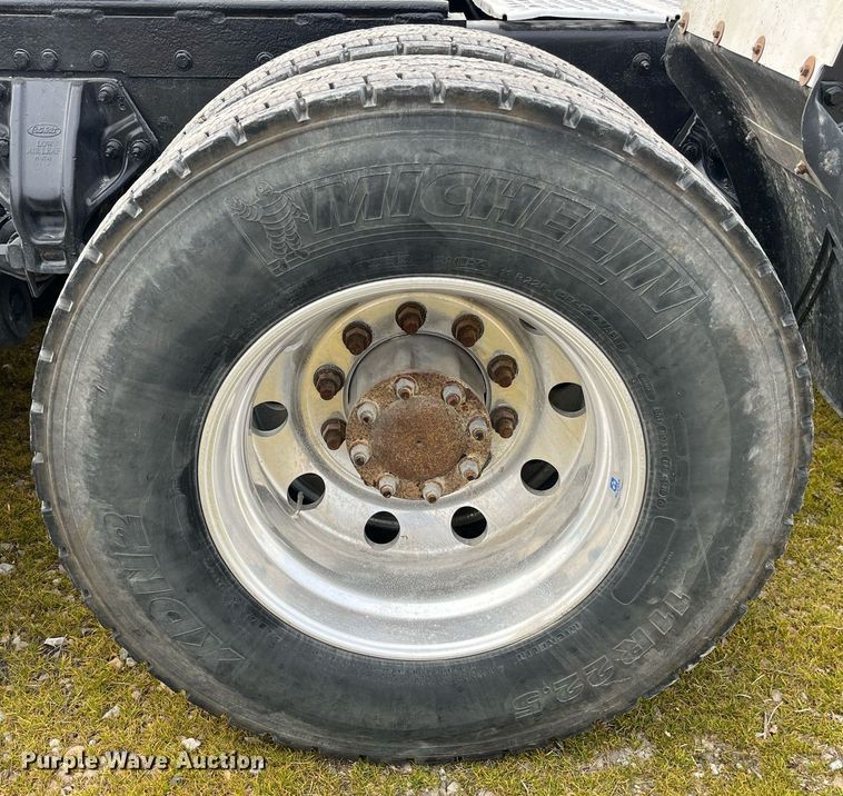 image for item DP2179 2011 Peterbilt 384  semi truck