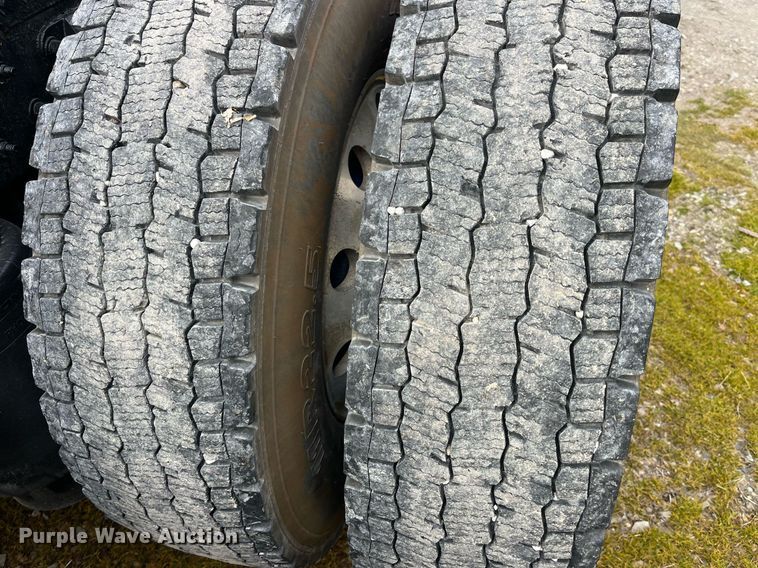 image for item DP2179 2011 Peterbilt 384  semi truck