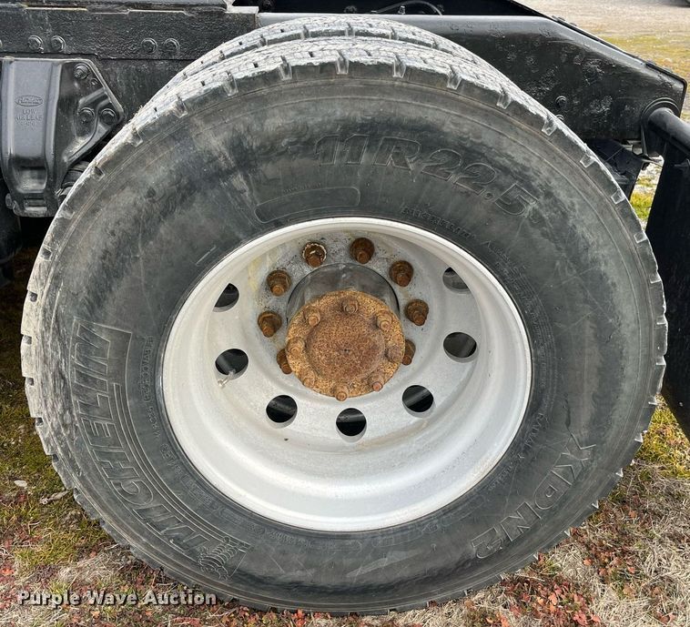 image for item DP2179 2011 Peterbilt 384  semi truck