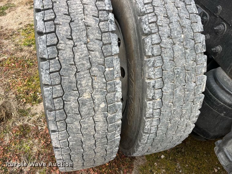 image for item DP2179 2011 Peterbilt 384  semi truck