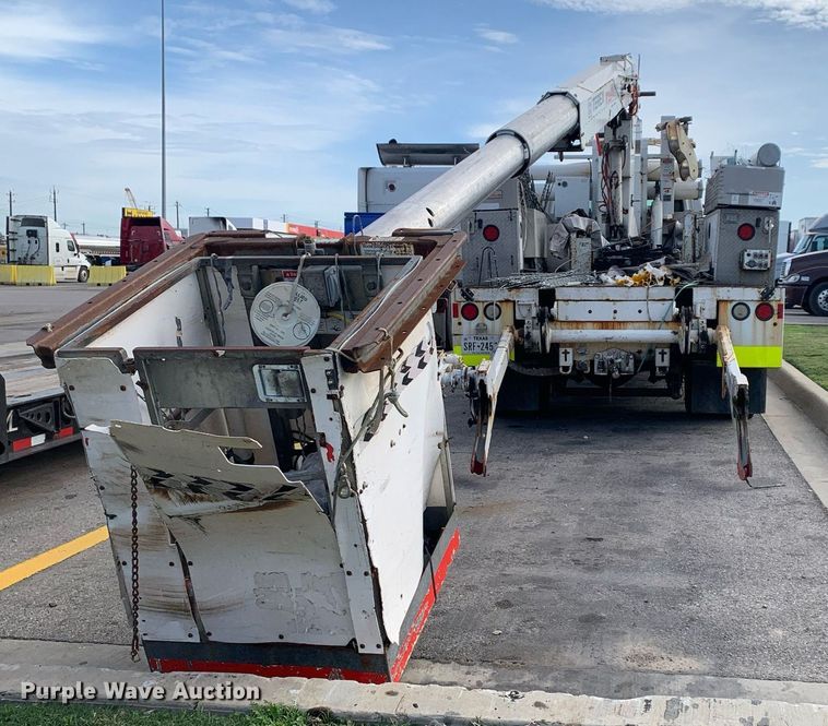 image for item DP8789 2008 GMC 7500  bucket truck