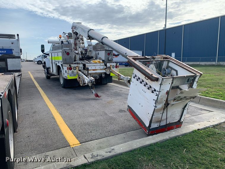 image for item DP8789 2008 GMC 7500  bucket truck