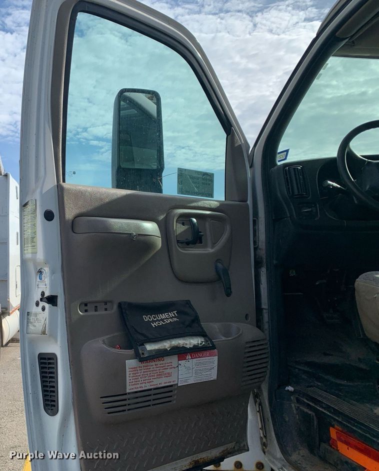 image for item DP8789 2008 GMC 7500  bucket truck