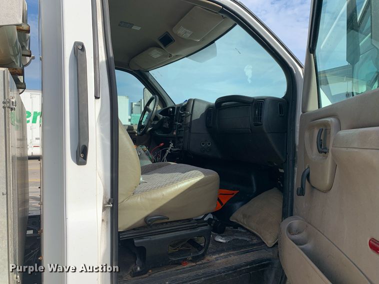 image for item DP8789 2008 GMC 7500  bucket truck