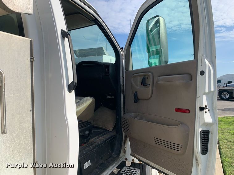 image for item DP8789 2008 GMC 7500  bucket truck