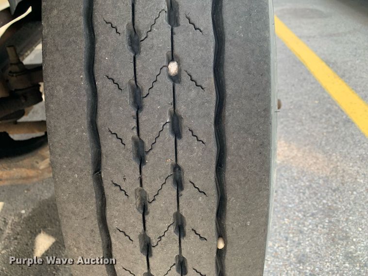 image for item DP8789 2008 GMC 7500  bucket truck