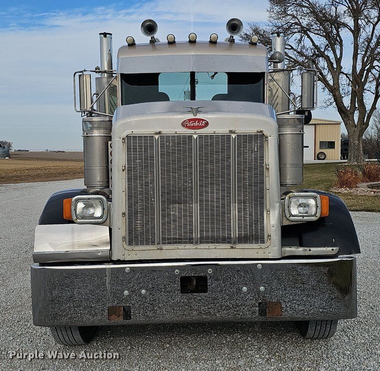 image for item DQ8554 2000 Peterbilt 379  semi truck