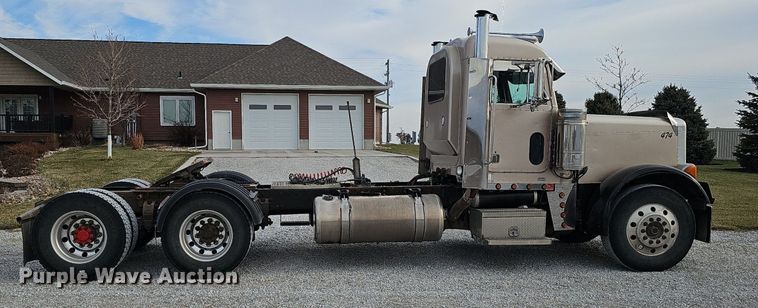 image for item DQ8554 2000 Peterbilt 379  semi truck