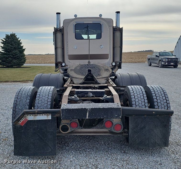 image for item DQ8554 2000 Peterbilt 379  semi truck