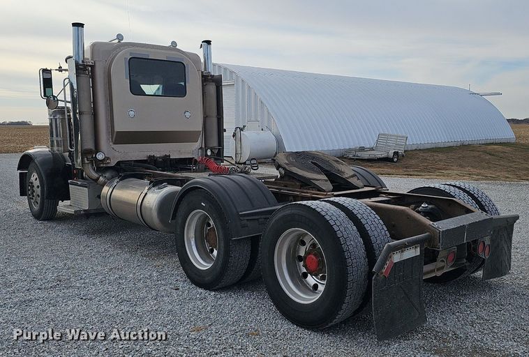 image for item DQ8554 2000 Peterbilt 379  semi truck