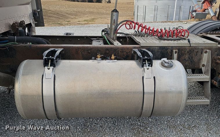 image for item DQ8554 2000 Peterbilt 379  semi truck