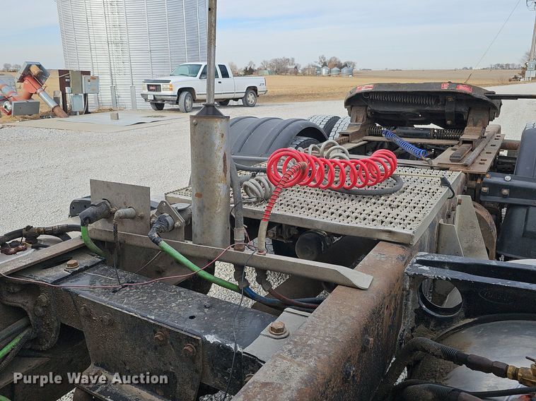 image for item DQ8554 2000 Peterbilt 379  semi truck