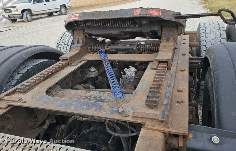 image for item DQ8554 2000 Peterbilt 379  semi truck