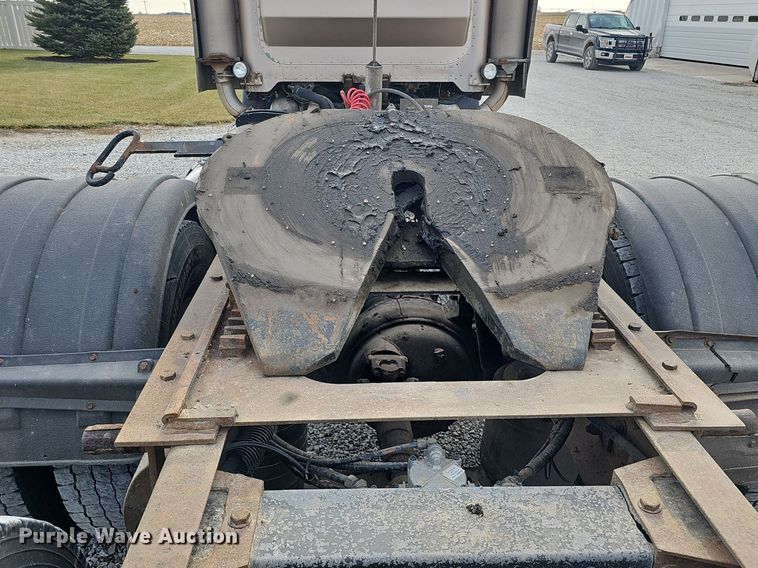 image for item DQ8554 2000 Peterbilt 379  semi truck