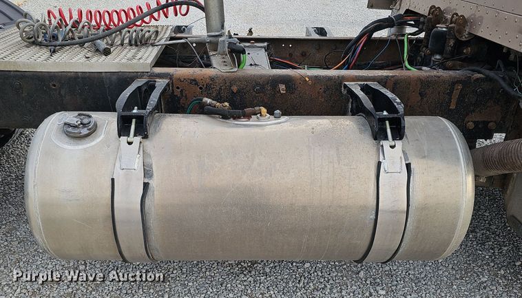 image for item DQ8554 2000 Peterbilt 379  semi truck