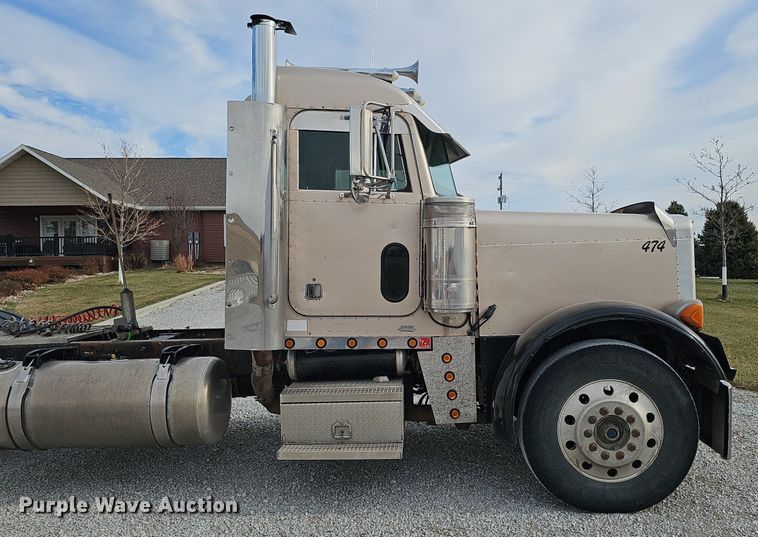 image for item DQ8554 2000 Peterbilt 379  semi truck