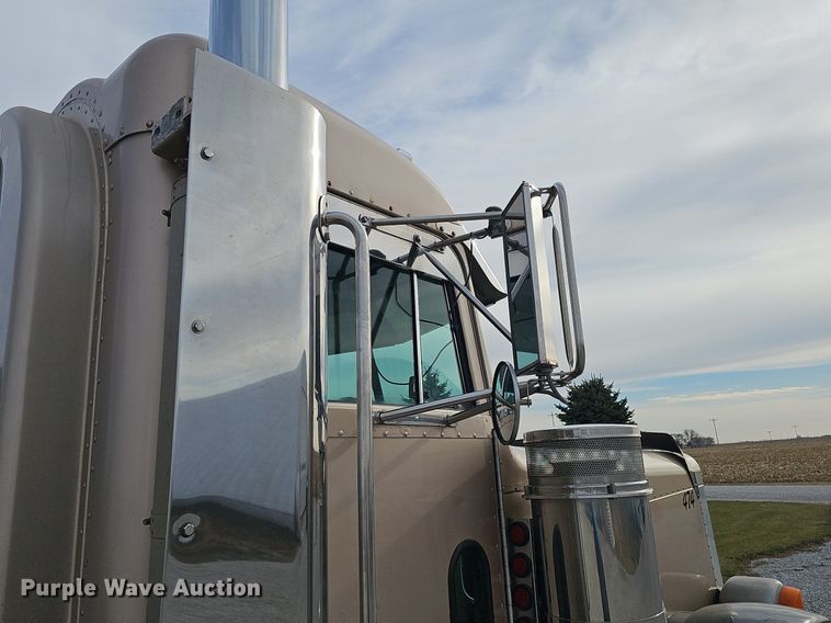 image for item DQ8554 2000 Peterbilt 379  semi truck