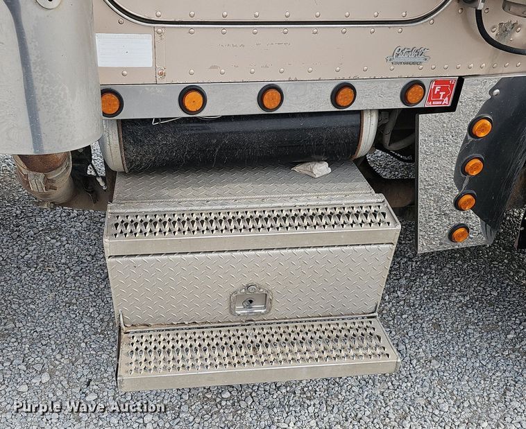 image for item DQ8554 2000 Peterbilt 379  semi truck