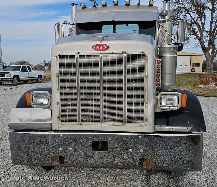image for item DQ8554 2000 Peterbilt 379  semi truck