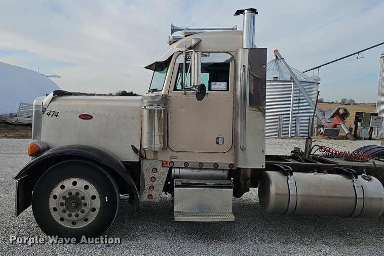 image for item DQ8554 2000 Peterbilt 379  semi truck