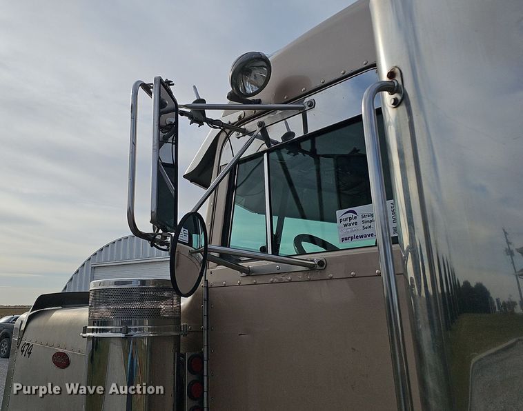 image for item DQ8554 2000 Peterbilt 379  semi truck