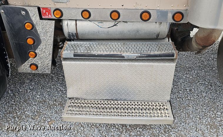 image for item DQ8554 2000 Peterbilt 379  semi truck