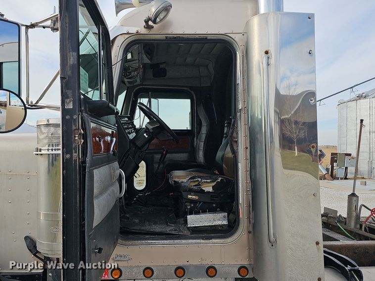 image for item DQ8554 2000 Peterbilt 379  semi truck